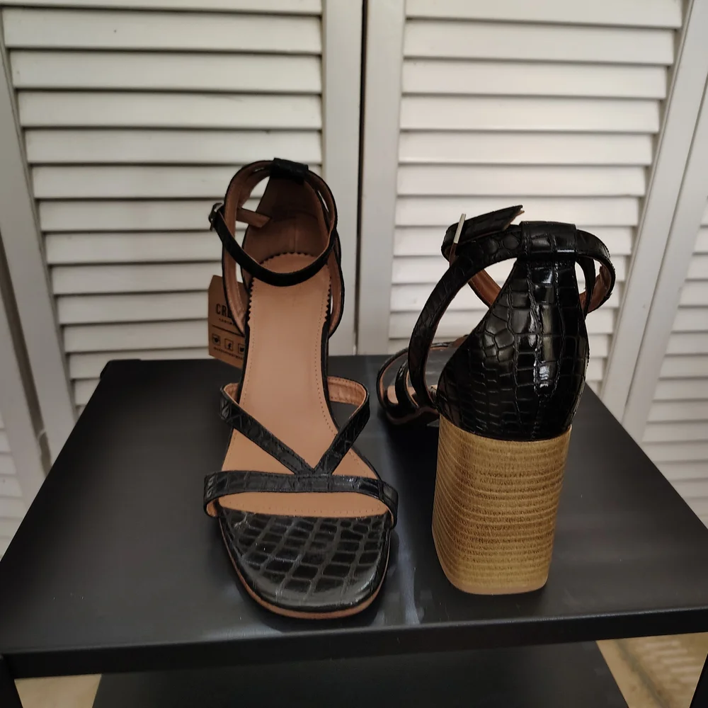 NWT Crevo Black Croc-Embossed Strappy Block Heel Sandals Size 9.5